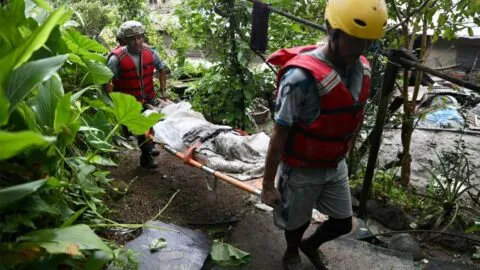 Equipos de rescate buscan a más de mil personas tras inundaciones y deslizamientos en la frontera de Nepal y Tíbet