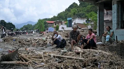 Suman 900 muertos y casi 5 mil desaparecidos por riada en Nepal y China; surgen más imágenes de la devastación