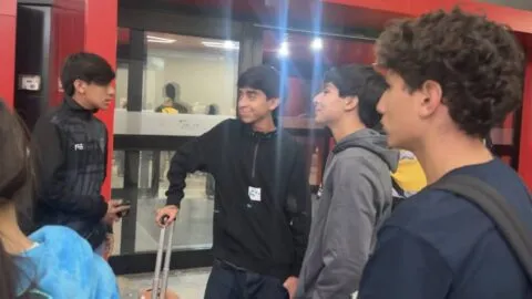 Niños futbolistas de Tijuana, varados por el sismo en Colombia, empiezan a llegar a casa
