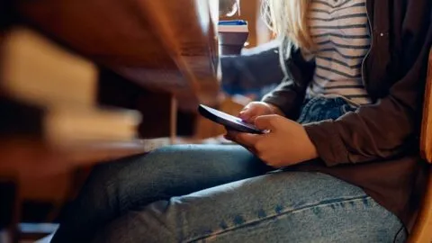 Nueva normativa escolar en Nueva Jersey restringe el uso de dispositivos móviles