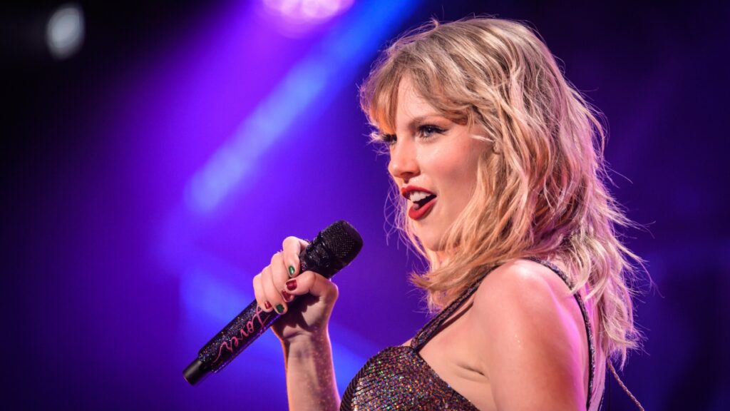 La cantante Taylor Swfit asistió a una boda en Inglaterra y dejó ver su nuevo look ochentero.