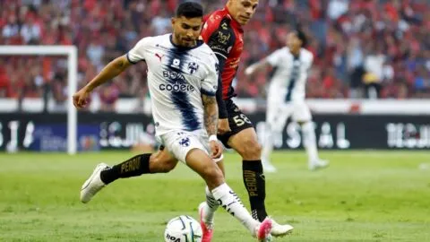 Orbelin Pineda sufre brutal herida en el Atlas vs Monterrey y recibe nueve puntadas: impactantes imágenes