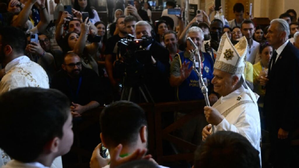 Papa León XIV se reúne con jóvenes en Asís; pide ser “artífices de la paz”.