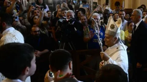 Papa León XIV se reúne con jóvenes en Asís; pide ser “artífices de la paz”