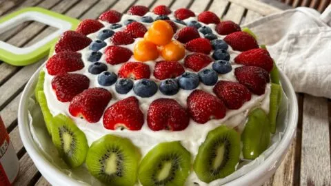 Receta para hacer un rico pastel de yogurt griego con frutas tropicales: paso a paso