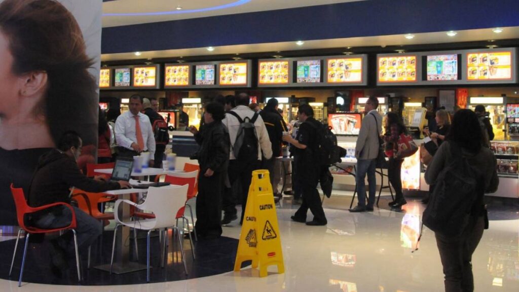 Jóvenes terminaron una discusión a golpes en un cine en Toluca.