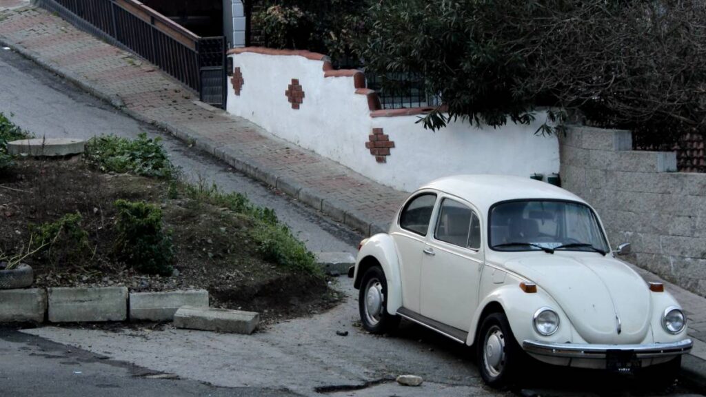 El taxi derrapó sobre el pavimento mojado antes de impactarse contra una pared en Tila.