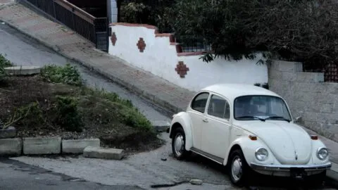Video: taxi se queda sin frenos, derrapa y choca contra una pared en Tila, Chiapas