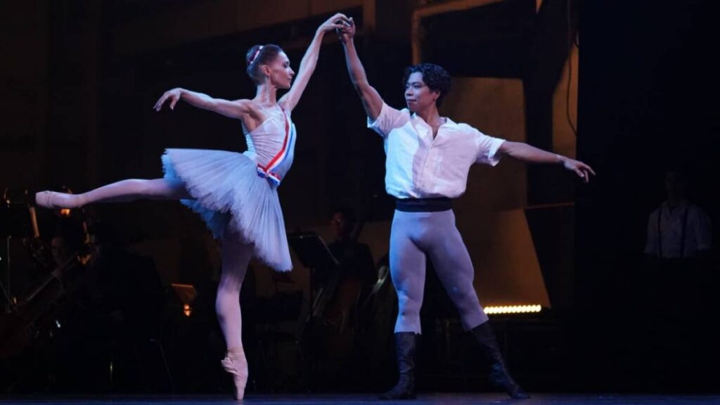 Bailarines de diferentes países acompañaron a Elisa Carrillo.