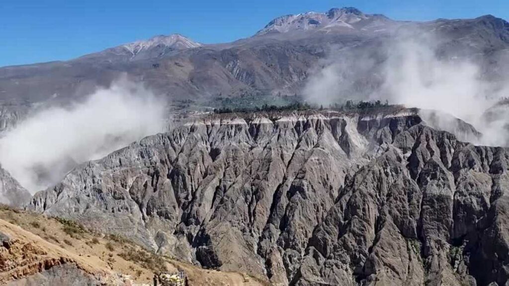 Periodista se mantiene en calma durante terremoto en Perú