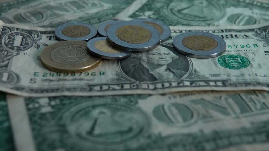 Peso mexicano se fortalece frente al dólar