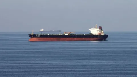 Petróleo sube por ataques a buques y estancamiento de negociaciones entre EE.UU. e Irán