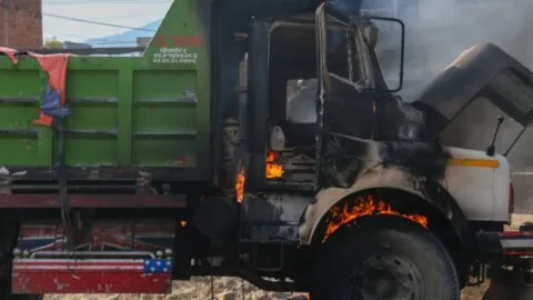 Cierre total en autopista Isla-Acayucan por choque múltiple e incendio de tractocamión
