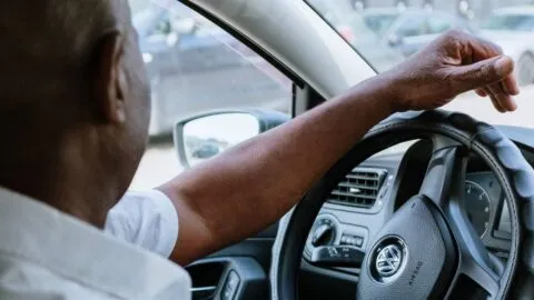 Conductor ebrio se lleva autos estacionados y casi atropella a dos en Apizaco