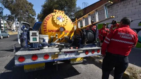 Explota pipa de gas LP en Cuernavaca; videos muestran enorme columna de humo