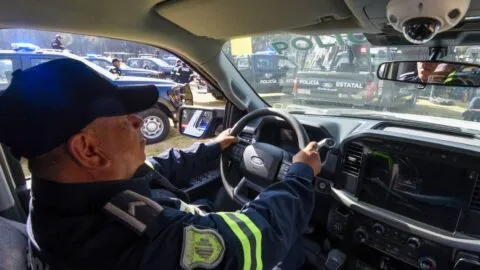 ¿Te paró la policía? Conoce si es legal que te pidan bajar de tu auto o revisar tu cajuela