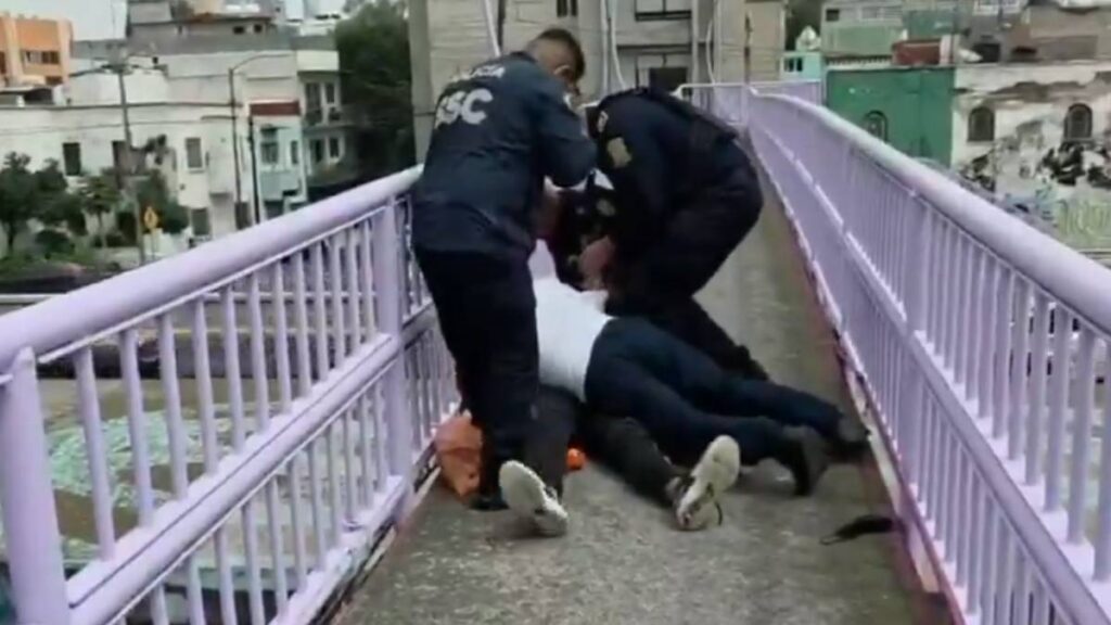 Policías de CDMX rescataron a un hombre en Piedad Narvarte y paramédicos lo atendieron tras la intervención.