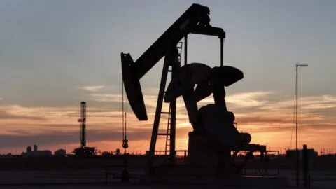 Petróleo cae más de 2% y toca mínimo de dos semanas por esperanzas de reapertura del estrecho de Ormuz