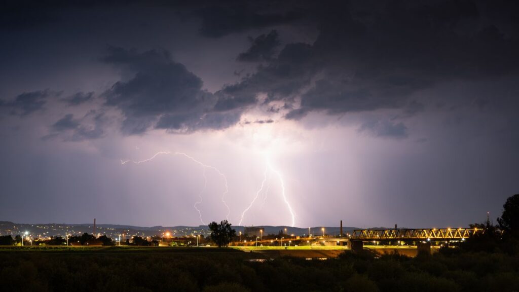 Prevén tormentas eléctricas para Washington, Oregón y California.