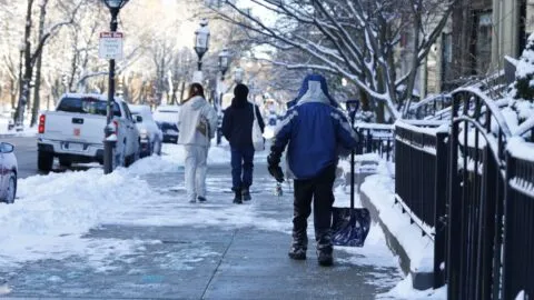 El Farmers' Almanac predice un invierno de "sorpresas" en EE. UU.: ¿dónde caerá más nieve y frío?