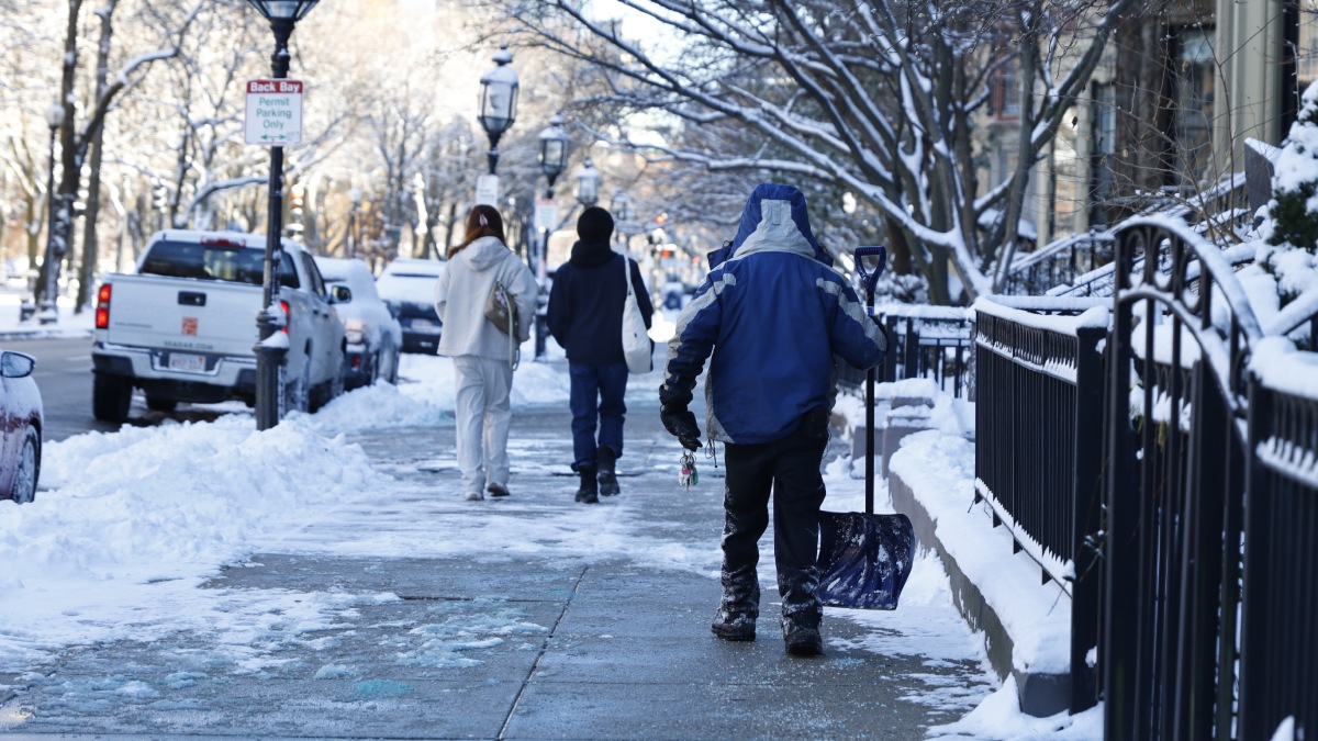 Según Farmers' Almanac, las comunidades del interior podrían enfrentar varias rondas de nieve intensa y húmeda, especialmente durante enero y febrero.