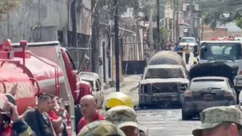 VIDEOS: explosión de pipa de gas LP en Cuernavaca deja 21 heridos y daños en casas y autos