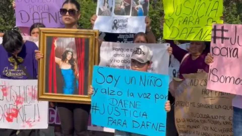 Madre de Dafne encabeza protesta en Monterrey; exige justicia y revisión de colegios militarizados