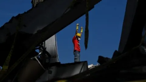 “Ha sido una pesadilla”: rescatistas buscan sobrevivientes entre los escombros tras terremoto en Colombia