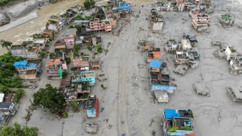 Riada en Nepal y China suma 676 muertos y 2 mil 916 desaparecidos