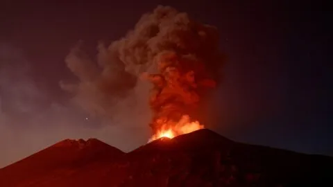 Erupción del volcán Etna atrae a miles de turistas pese a riesgos