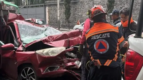 Viven de milagro: auto queda prensado entre dos tráileres tras choque en CDMX
