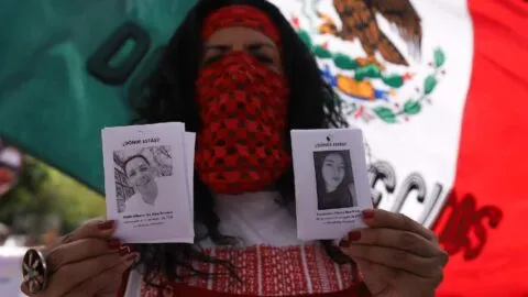 Familiares de desaparecidos protestan y colocan fichas en Guerrero