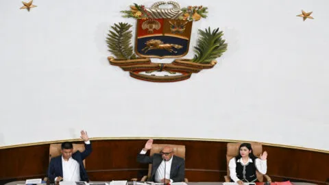 Asamblea Nacional de Venezuela destituye a diputado que planteó dolarizar la economía