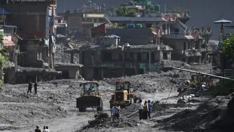 Asciende a 797 la cifra de muertos y a 3 mil 48 los desaparecidos por inundaciones en Nepal y China