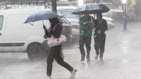 Martes, con cielo nublado, ambiente cálido, lluvias y granizo en la CDMX