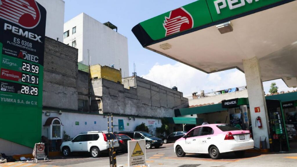 quedo-grabado-menor-toma-dinero-que-se-le-cayo-a-despachador-de-gasolinera-en-tlajomulco