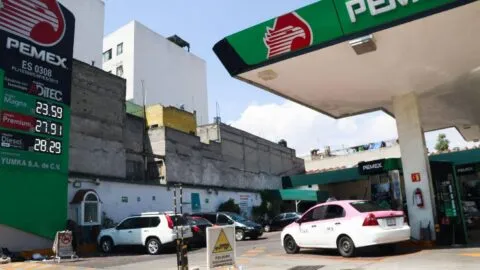 Quedó grabado: menor recoge dinero que se le cayó a despachador en gasolinera de Tlajomulco y ¡se lo queda!