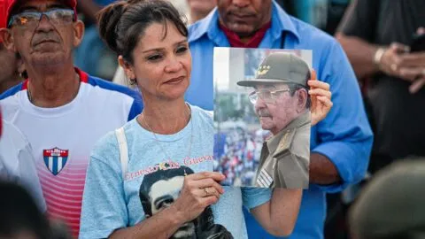 Raúl Castro reaparece en público en La Habana durante homenaje a Fidel
