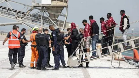 Rescatan a 173 migrantes tras incendio de embarcación en el canal de la Mancha