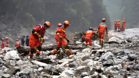 Rescatan viva a niña tras pasar 60 horas bajo escombros en Nepal