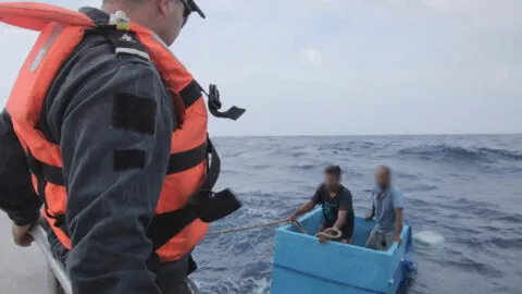 Hallan a pescadores sobre una hielera frente a las costas de Chiapas