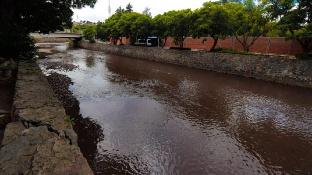 Río Zahuapan se tiñe de rojo.