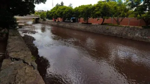Río Zahuapan se tiñe de rojo y revive alerta por contaminación en Tlaxcala
