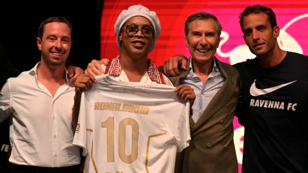 Ronaldinho regresa a las canchas a los 46 años; ¡busca anotar su gol 300!