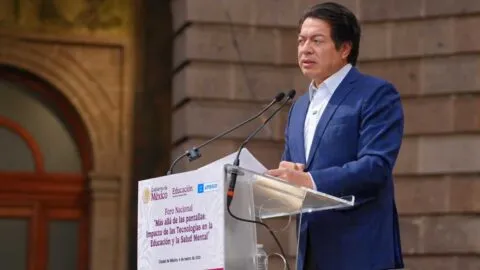 SEP plantea nuevas reglas para las escuelas sobre el uso de celulares y escuelas militarizadas