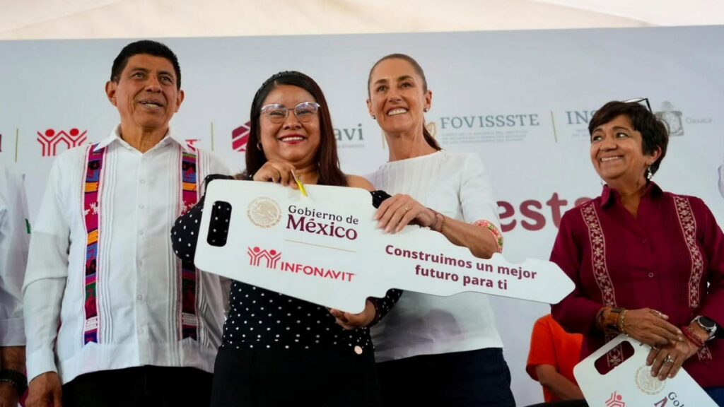 Sheinbaum promete más caminos para la Mixteca durante supervisión de obras en Oaxaca