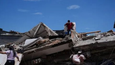México envía rescatistas y 19.5 toneladas de ayuda humanitaria a Colombia