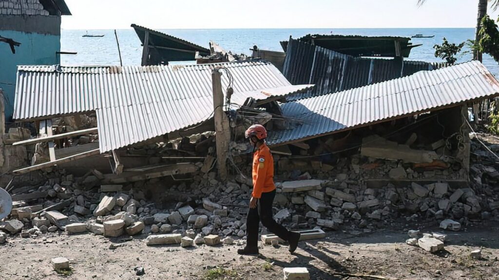 Mujer sobrevive bajo escombros tras sismo en Indonesia. Foto: AFP
