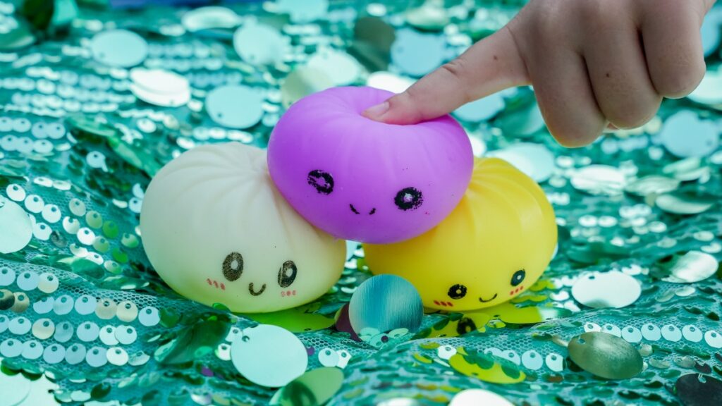 Cuidado si tu tu hijo tiene este juguete; alertan de riesgos graves por “squeezy dumpling"