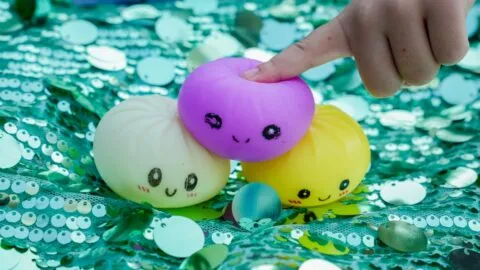 Cuidado si tu hijo tiene este juguete; alertan de riesgos graves por “squeezy dumpling"
